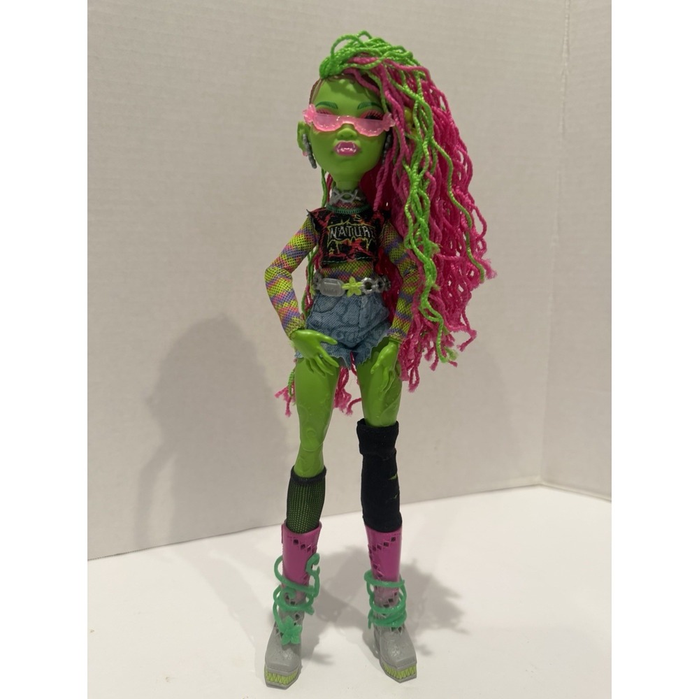 Monster High Venus McFlytrap Fashion Doll with Pet Plant Monster Chewlian 18333